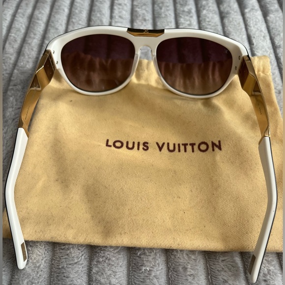 LOUIS VUITTON SUNGLASSES - Picture 4 of 10